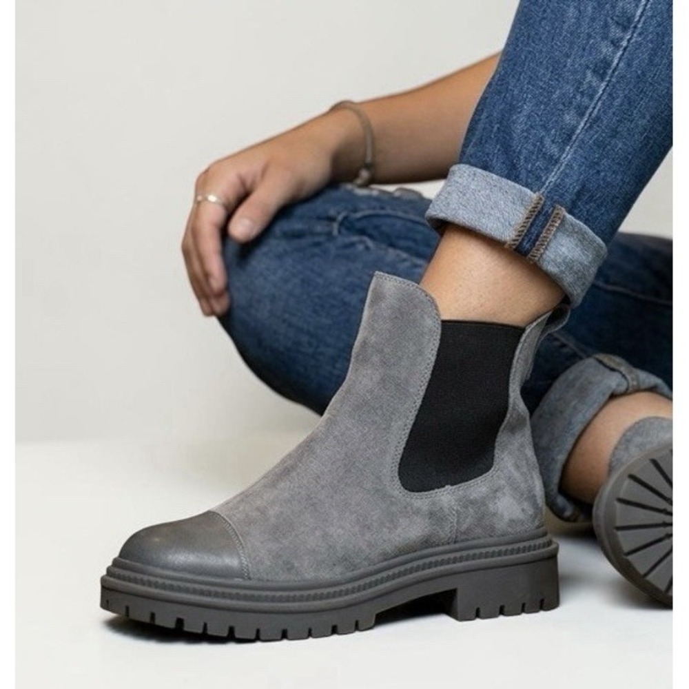 STEVE MADDEN Mayslie Chelsea Ankle Boot sz 7.5M Gray Suede Lug Sole Pull On